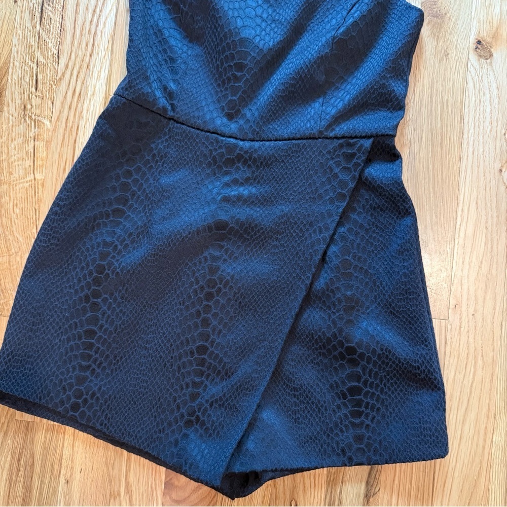 NWT New DO+BE Bottle Service Black Snake Skin One-Shoulder Skort Romper Sz S - Picture 2 of 7